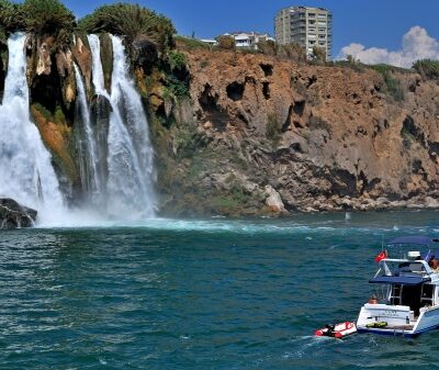 11Piratenschiff Antalya mit Düden Wasserfall