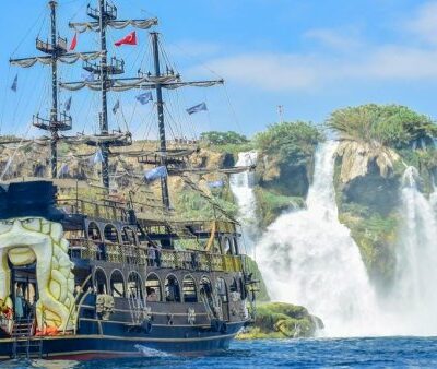 11Piratenschiff Antalya mit Düden Wasserfall